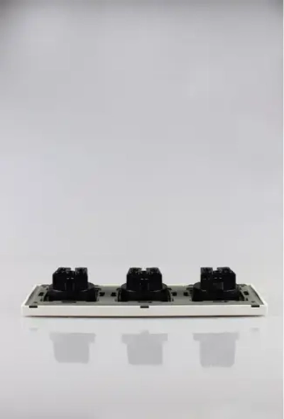 Розетки белые тройные с заземлением