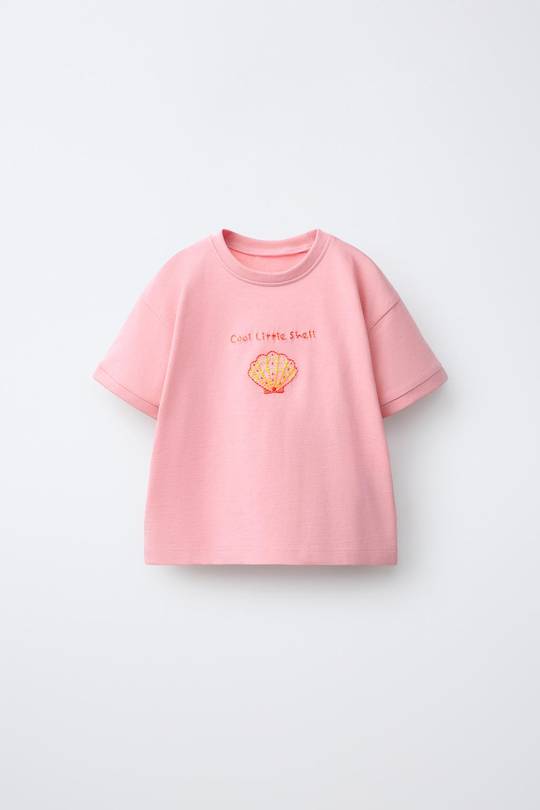 ZARA ФУТБОЛКА С ВЫШИВКОЙ В ВИДЕ РАКУШКИ, ЦВЕТ РОЗОВОГО МЕЛА