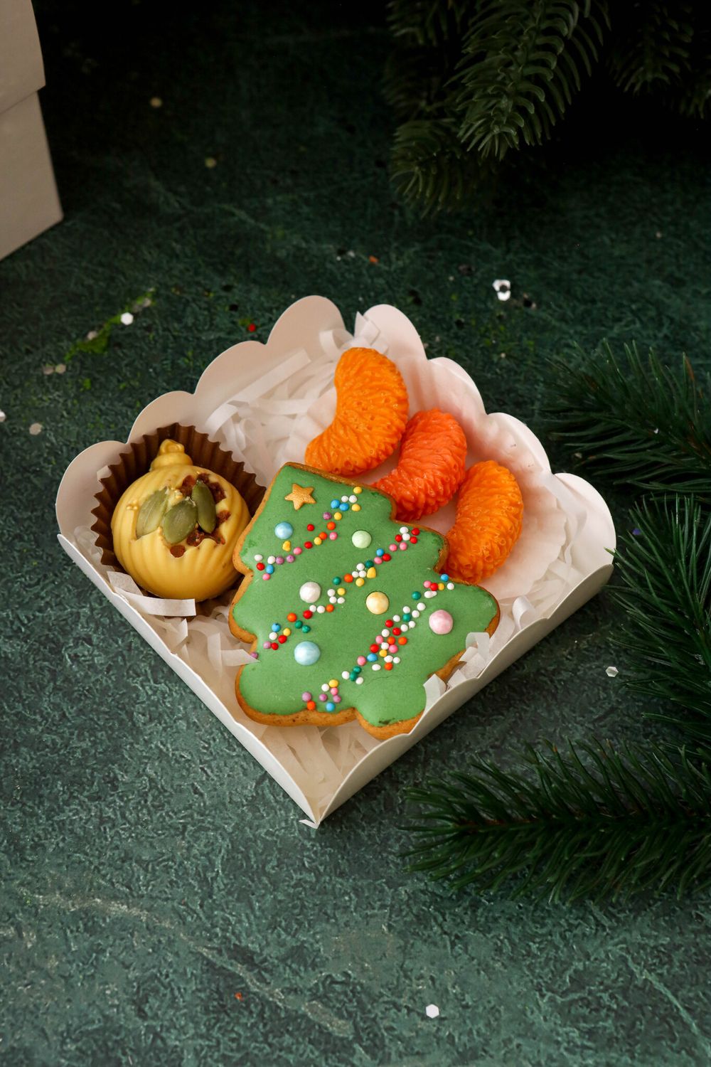 Новогодний мини пряник, три шоколадные мандариновые дольки, шоколаднаяелочная игрушка