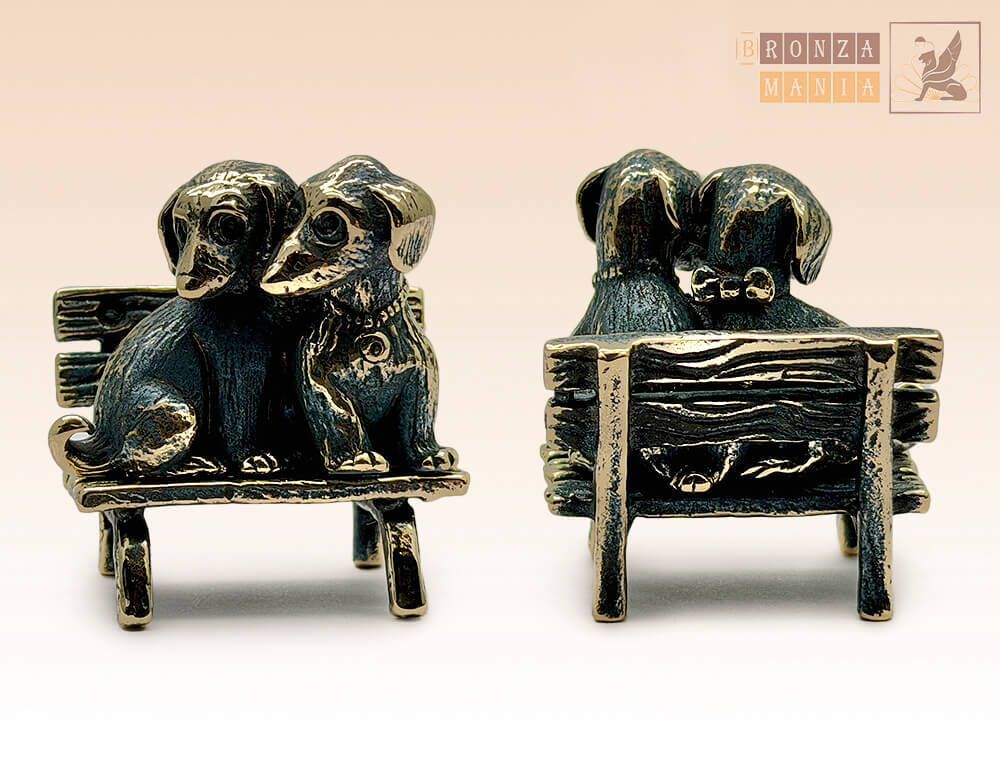 фигурка Собаки Таксы на скамейке