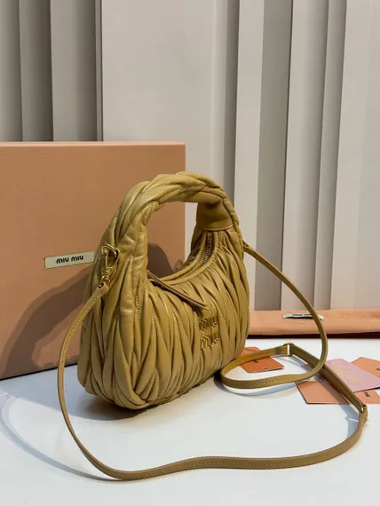 Сумка-хобо Miu Miu Wander matelassé nappa, светло-коричневый