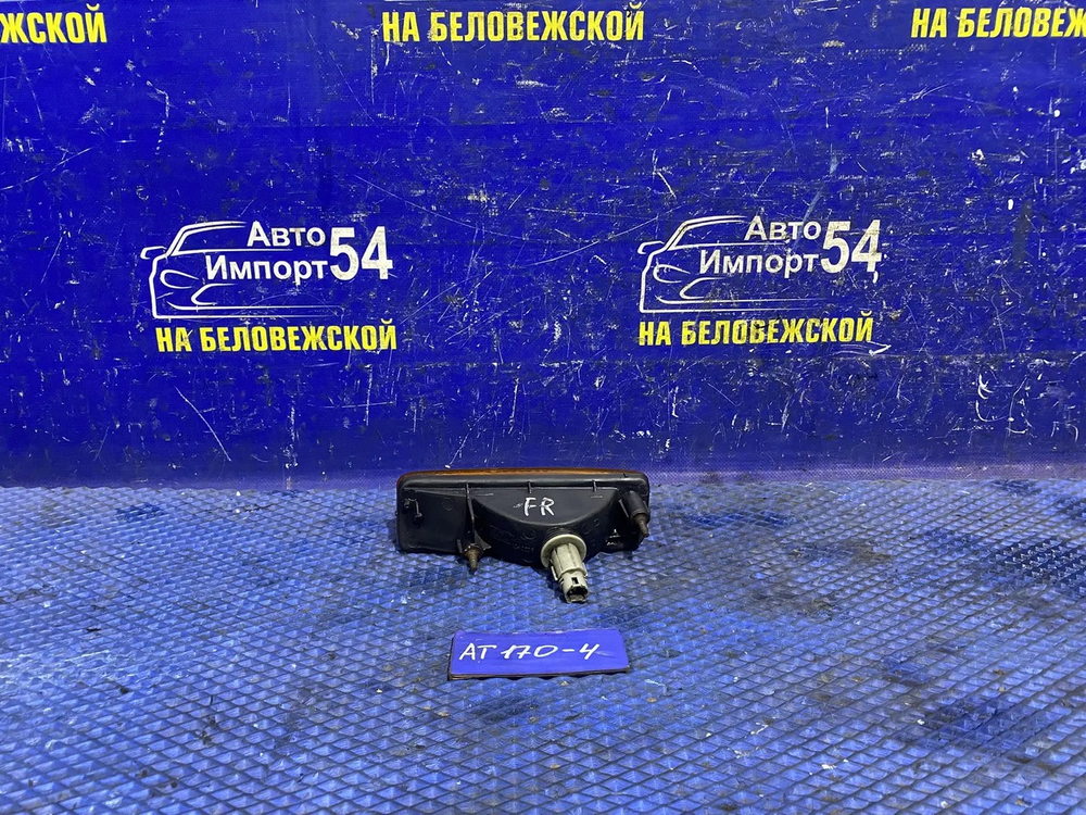 Повторитель в бампер правый TOYOTA CORONA 1988