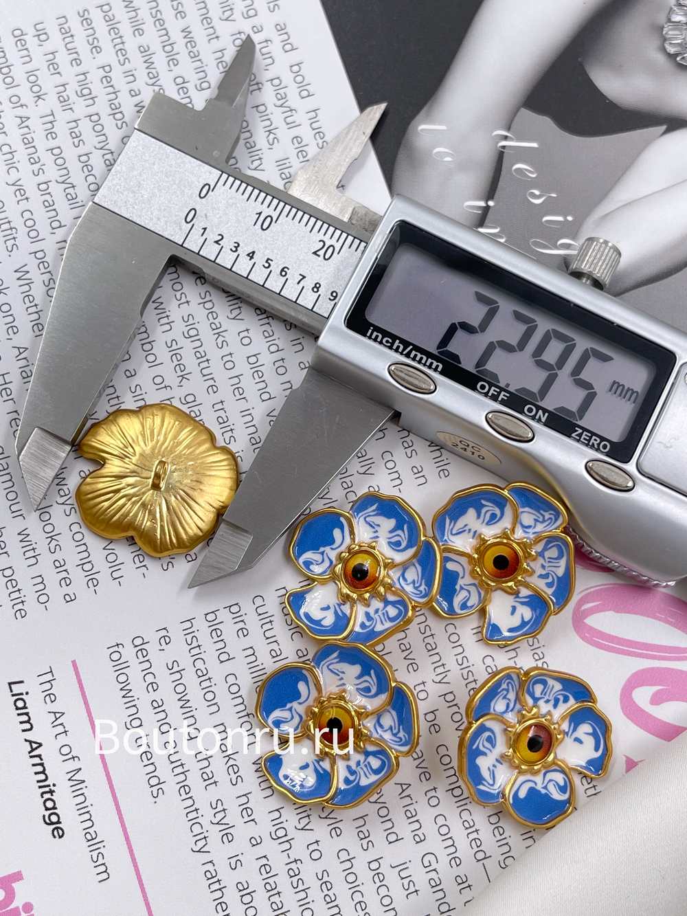 Пуговицы Скиапар. золотистые в форме цветка с белой и синей эмалью