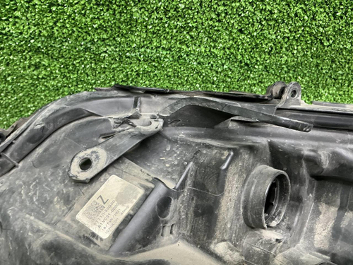 Стекло и корпус фары Toyota Camry xv70 (2017-2024)