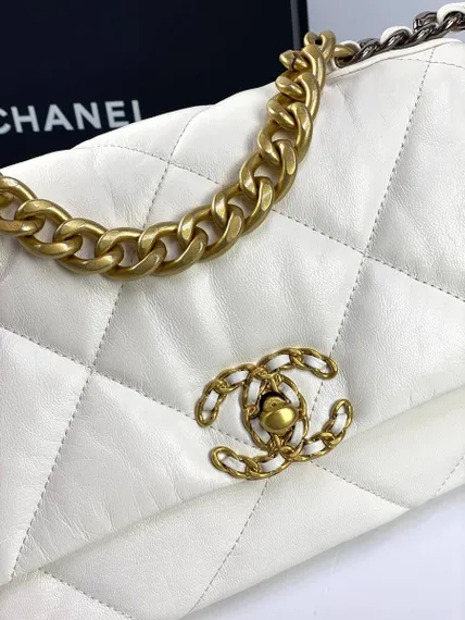 Сумка-конверт Chanel 19 среднего размера белый