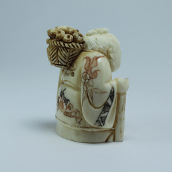 Эксклюзивная нэцкэ Монах с тростью, корзиной фруктов и веером