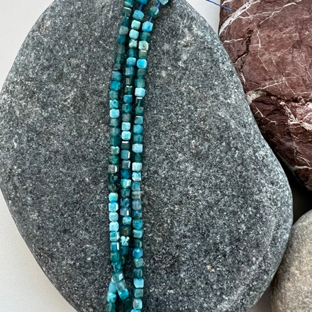 Апатит. Камни для изделий на заказ. Цена зависит от вида заказанного изделия