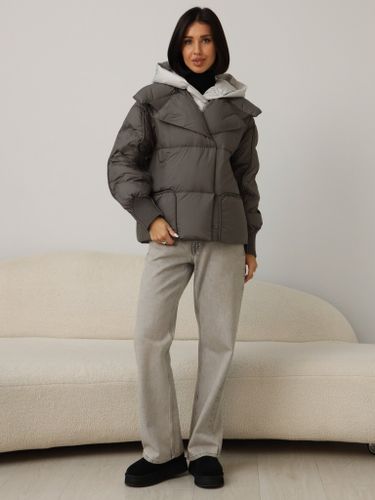 Укороченный пуховик цвета хаки с серым капюшоном