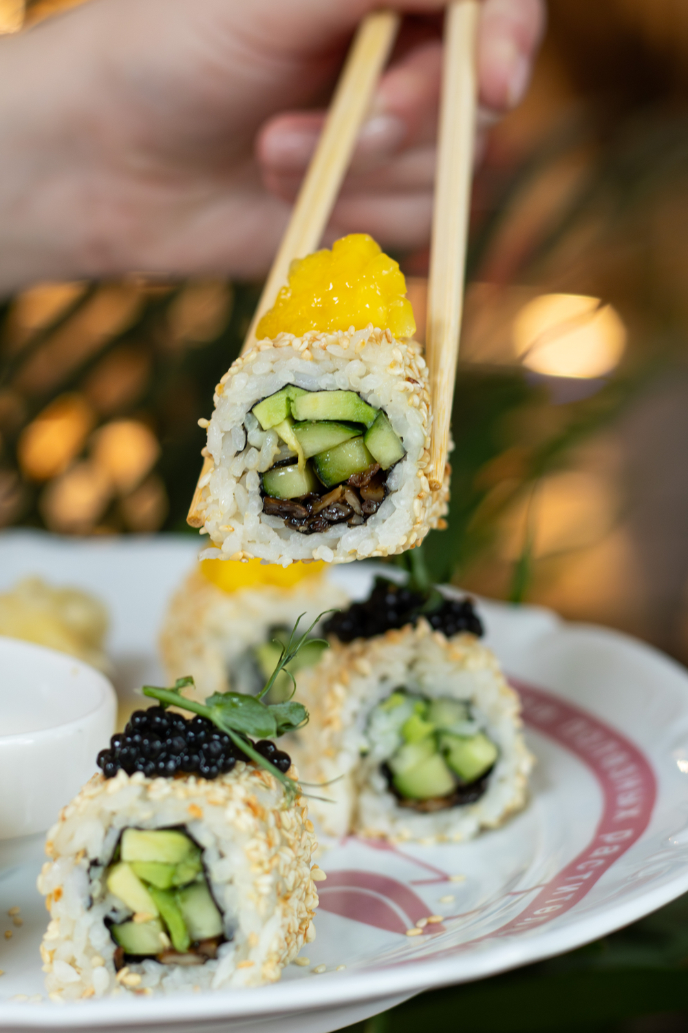 РОЛЛЫ С ЧЕРНОЙ ИКРОЙ, МАНГО И ВЕШЕНКАМИ NEW