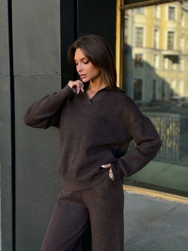 Коричневый трикотажный костюм с воротником-поло