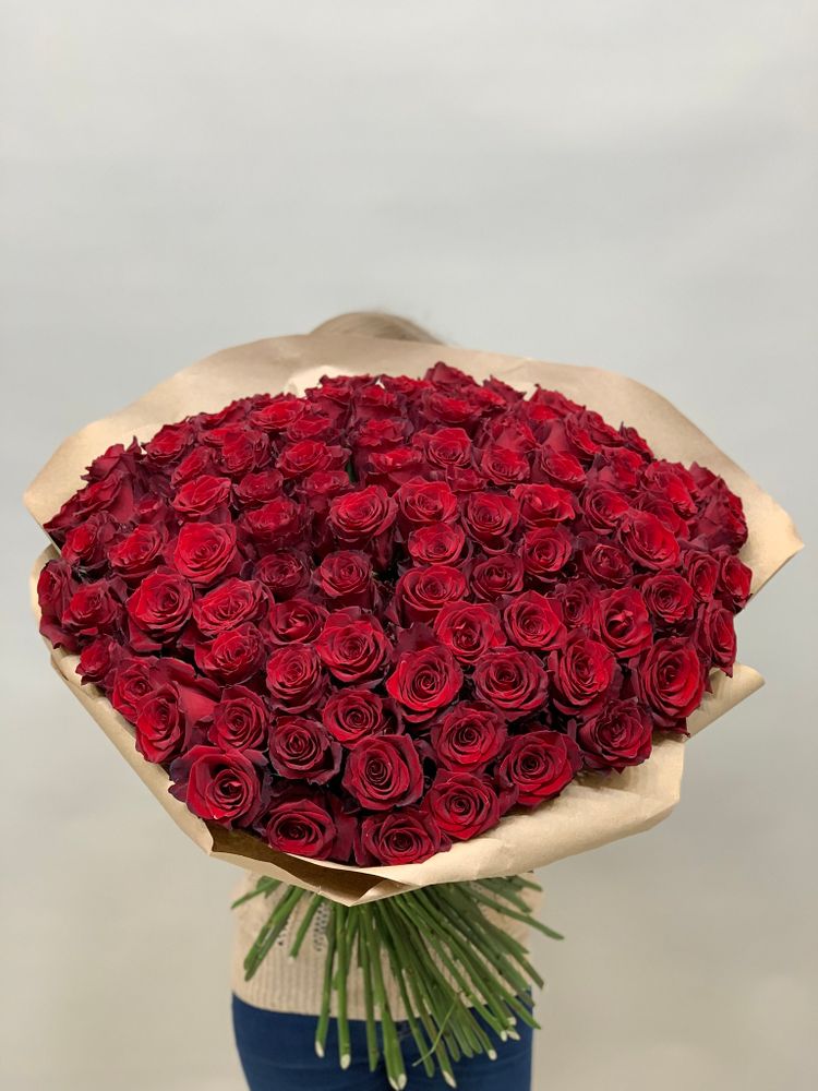Букет 101 красная роза Эквадор 70 см в крафте