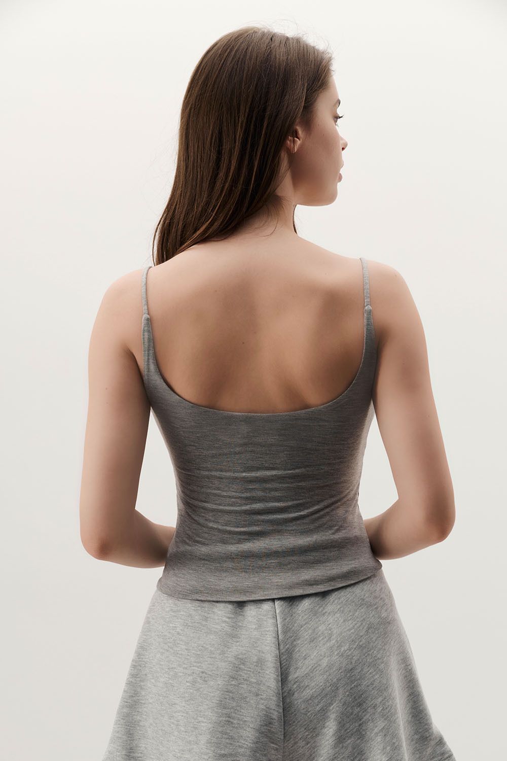 Топ на бретелях из вискозы цвета серый меланж