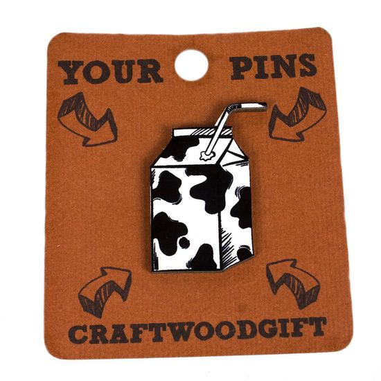 Деревянный значок. Молоко