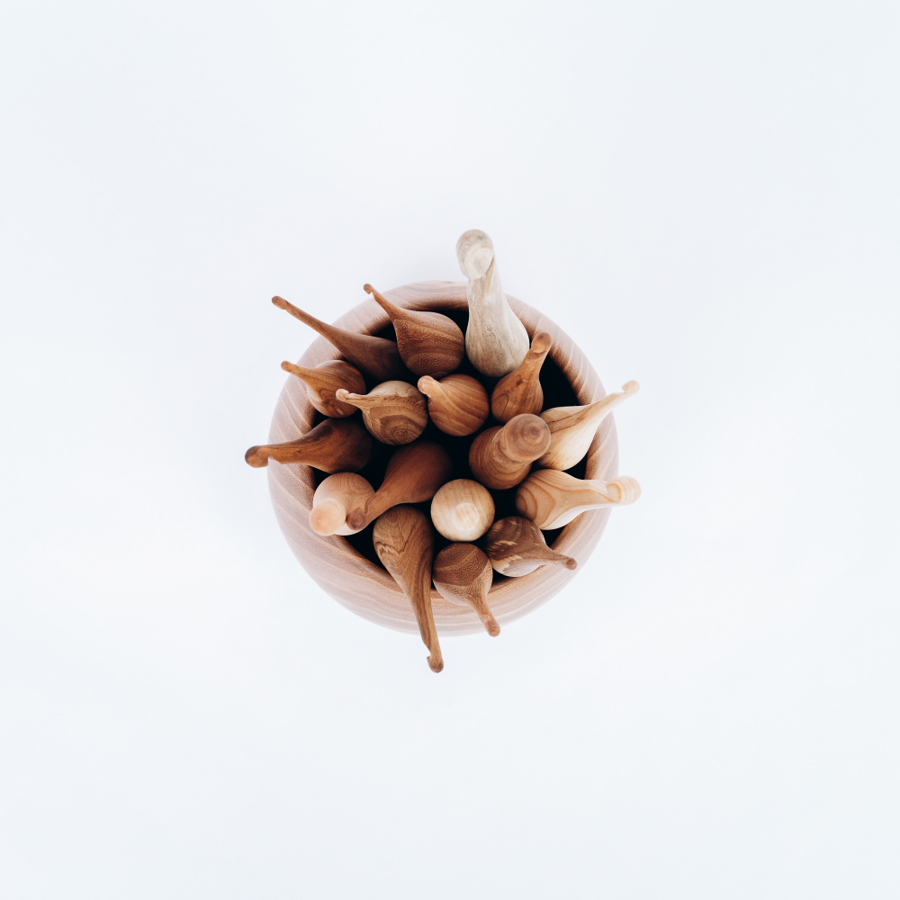 Набор деревянных крючков для вязания из 17 штук с вазой. KN23