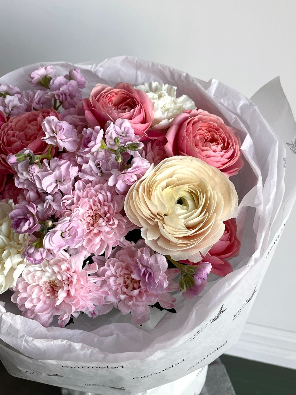 предзаказ - сборный букет из хризантемы, маттиолы, кустовых пионовидных роз и диантусов роз - размер S