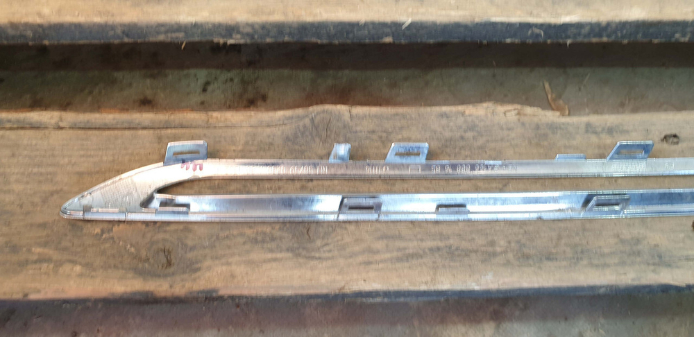 Молдинг решетки радиатора  Mercedes GLE (W166) 15-18 Б/У Оригинал A1668881685