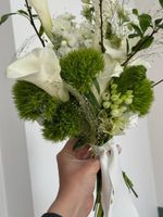 Свадебный букет из диантусов, орнитогалума, паникума, маттиолы и калл