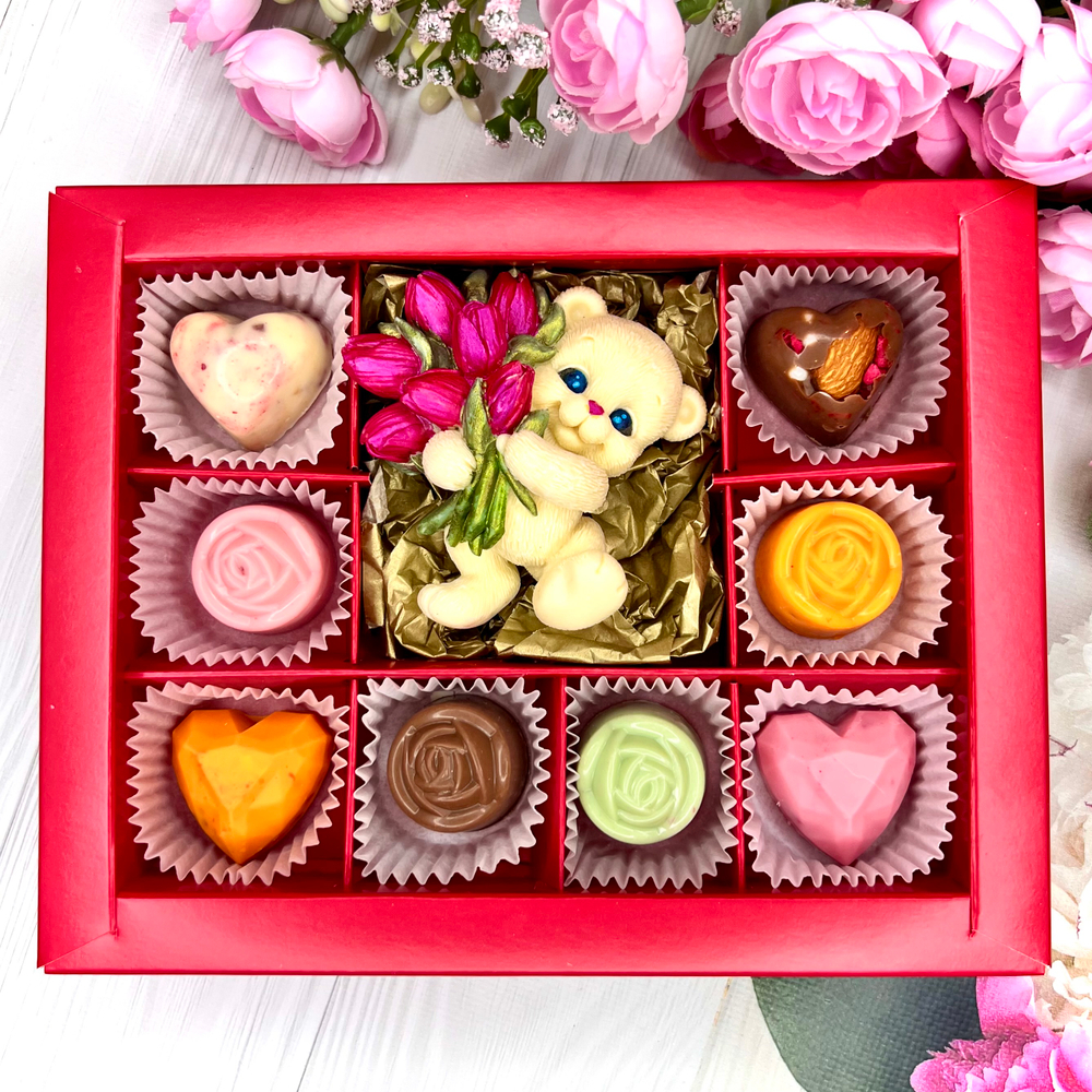 Шоколадный подарок "Мишка с тюльпанами": фигурка и 8 конфеты ручной работы