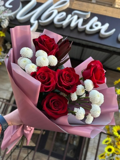 Сборный букет «Грация контраста»