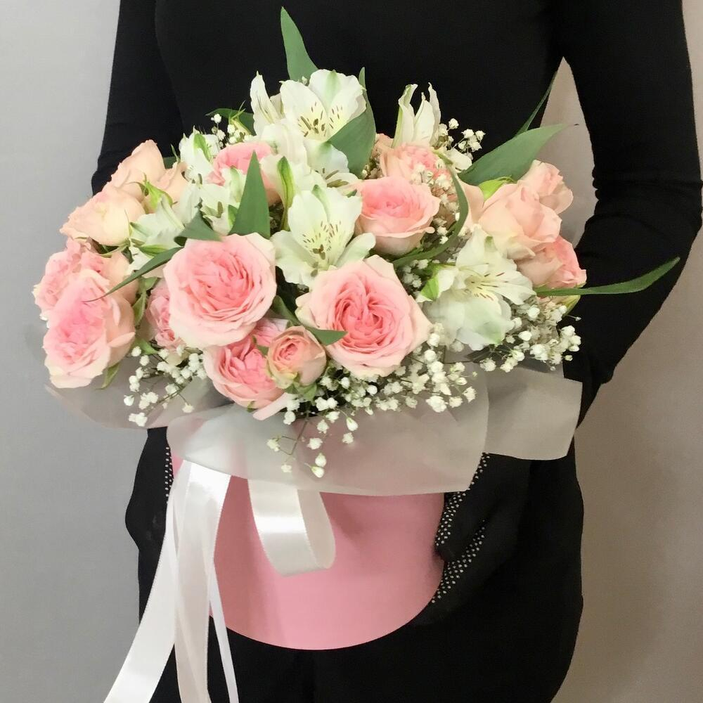 Композиция с розами и альстромерией