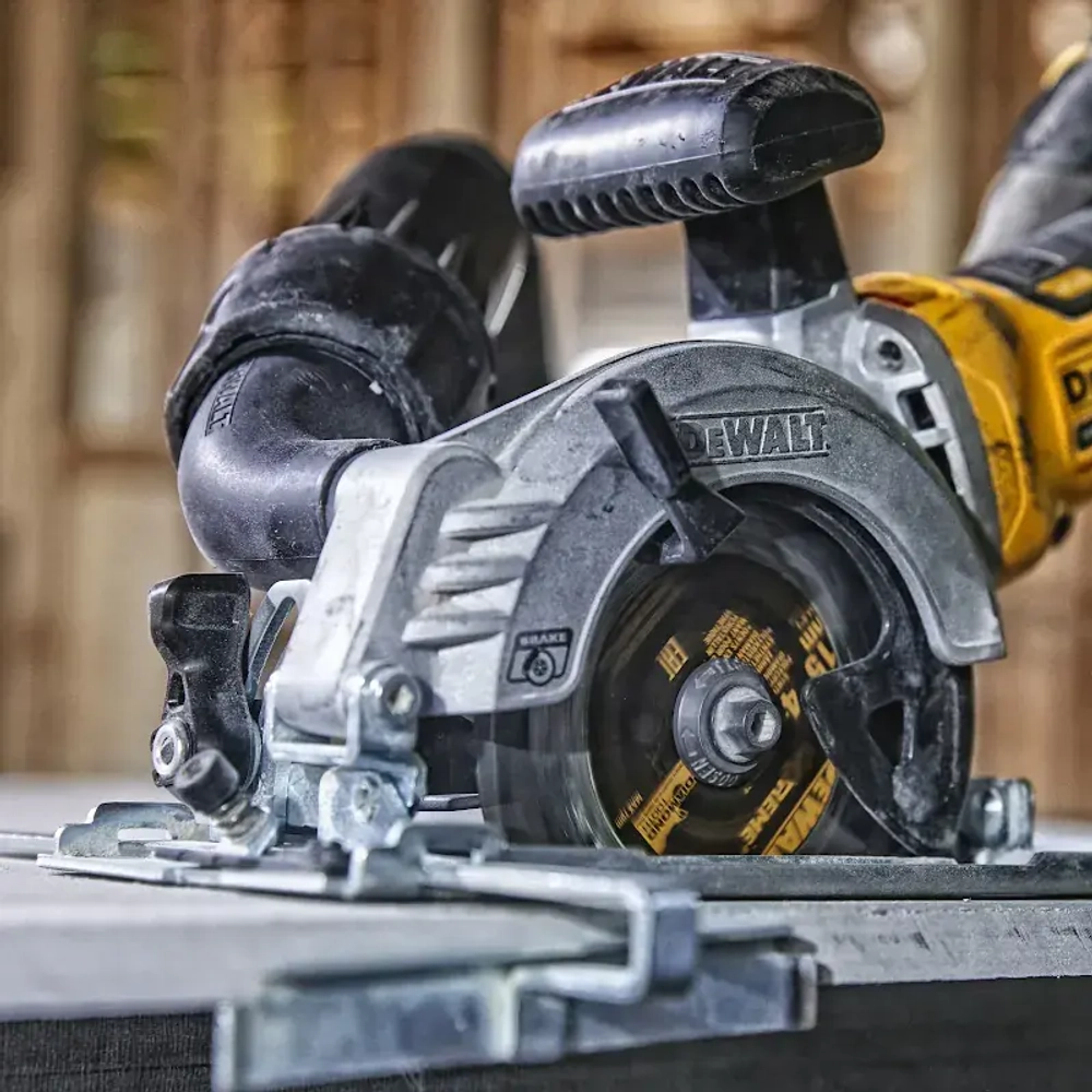 DeWalt DCS571P2 аккумуляторная дисковая пила (2 x 5 Ач, ЗУ)