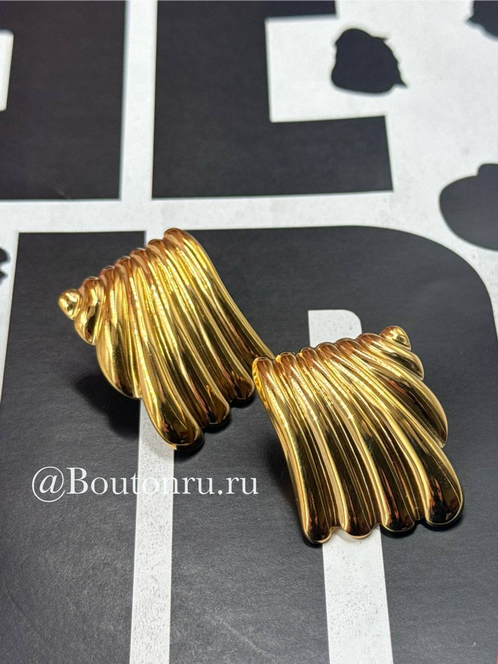 Серьги золотистые прямоугольные с объемным узором