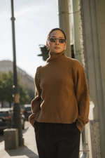 Коричневый шерстяной свитер