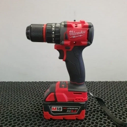 Milwaukee Дрель-шуруповерт, 18 В, 100 Нм, 2 АКБ