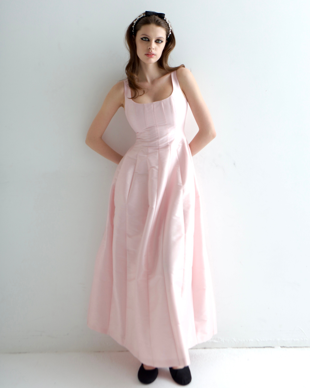 Тонкий ободок с шелковым бантом с декором из серебристых бусин