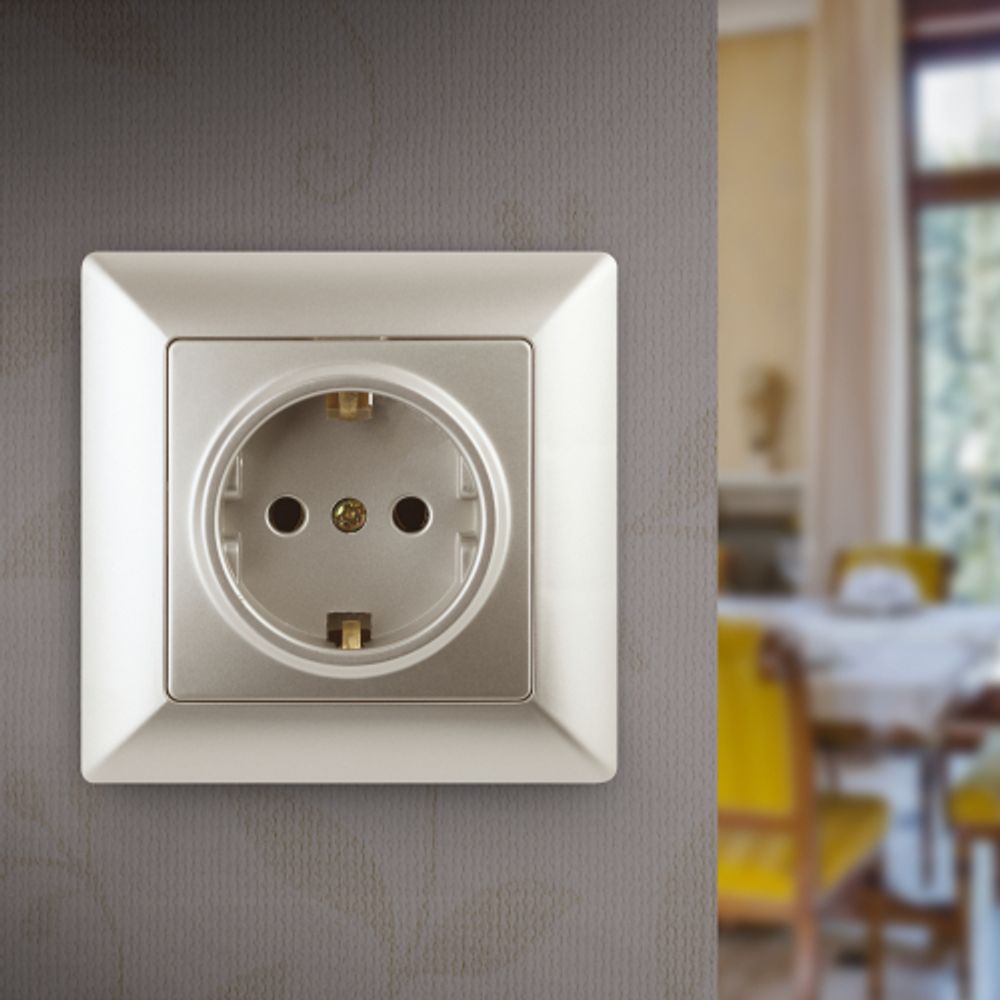 Розетка Intro Solo 4-206-04 с заземлением 2P+E Schuko со шторками 16А-250В IP20 СУ шампань