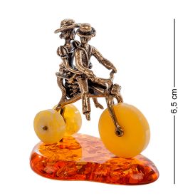 Народные промыслы AM- 498 Фигурка «Пара на велосипеде» (латунь, янтарь)