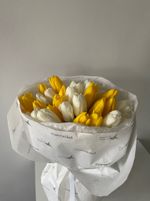 Букет из 35 белых и желтых тюльпанов