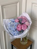 Букет голубая гортензия пионы в фирменной упаковке
