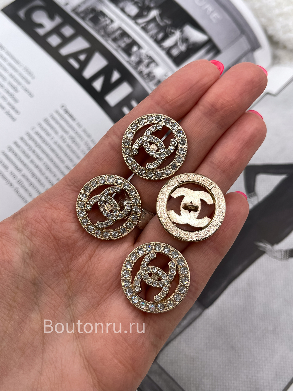 Пуговицы Шан. Золотые Лого в стразах  21,5 мм