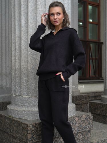 Черный трикотажный костюм с воротником-поло