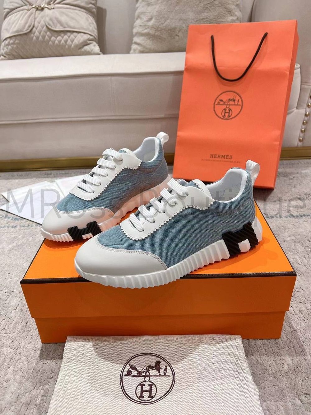 Женские кроссовки Hermes Bouncing голубого цвета с буквой на подошве