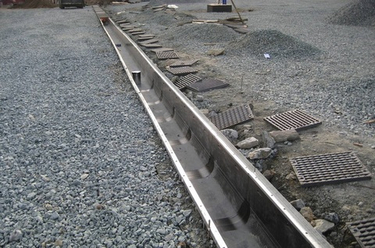 Бетонный желоб как важная составляющая загородного участка