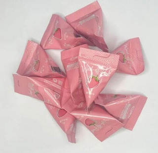 Глубоко очищающая клубничная маска для лица Med B Cosmetic Strawberry Milk Wash Off Pack