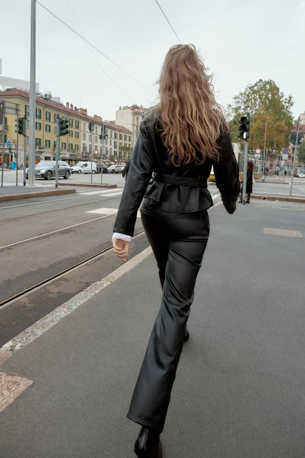 ZARA БРЮКИ FLARE ИЗ ИСКУССТВЕННОЙ КОЖИ, ЧЕРНЫЙ