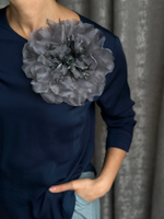 Брошь цветок из серого шелка, 2 застежки: классическая брошная и зажим