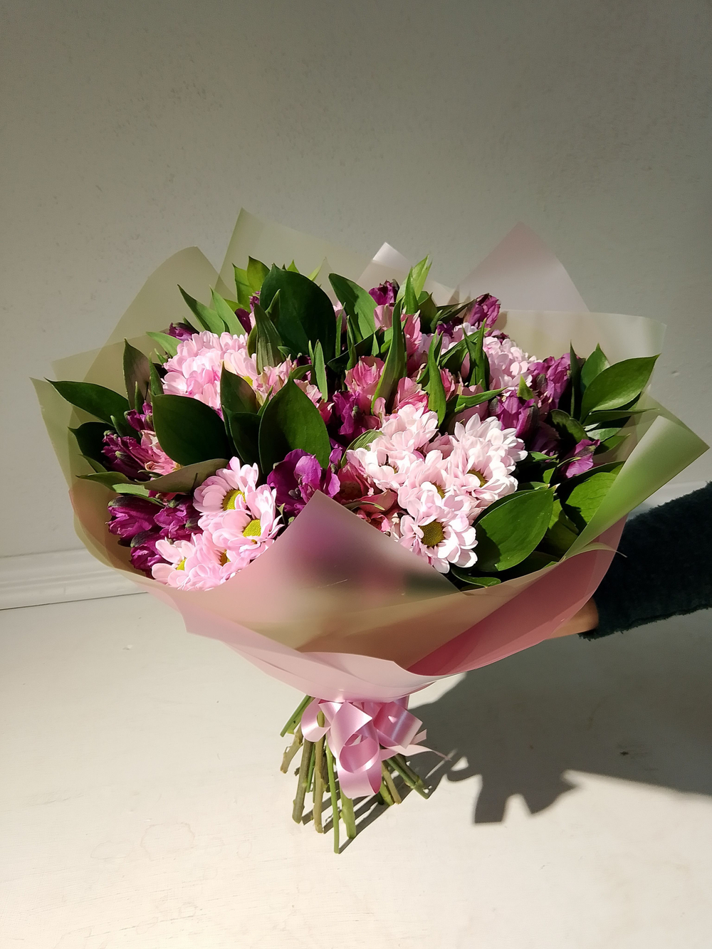 Букет из хризантем и альстромерии (С0033)