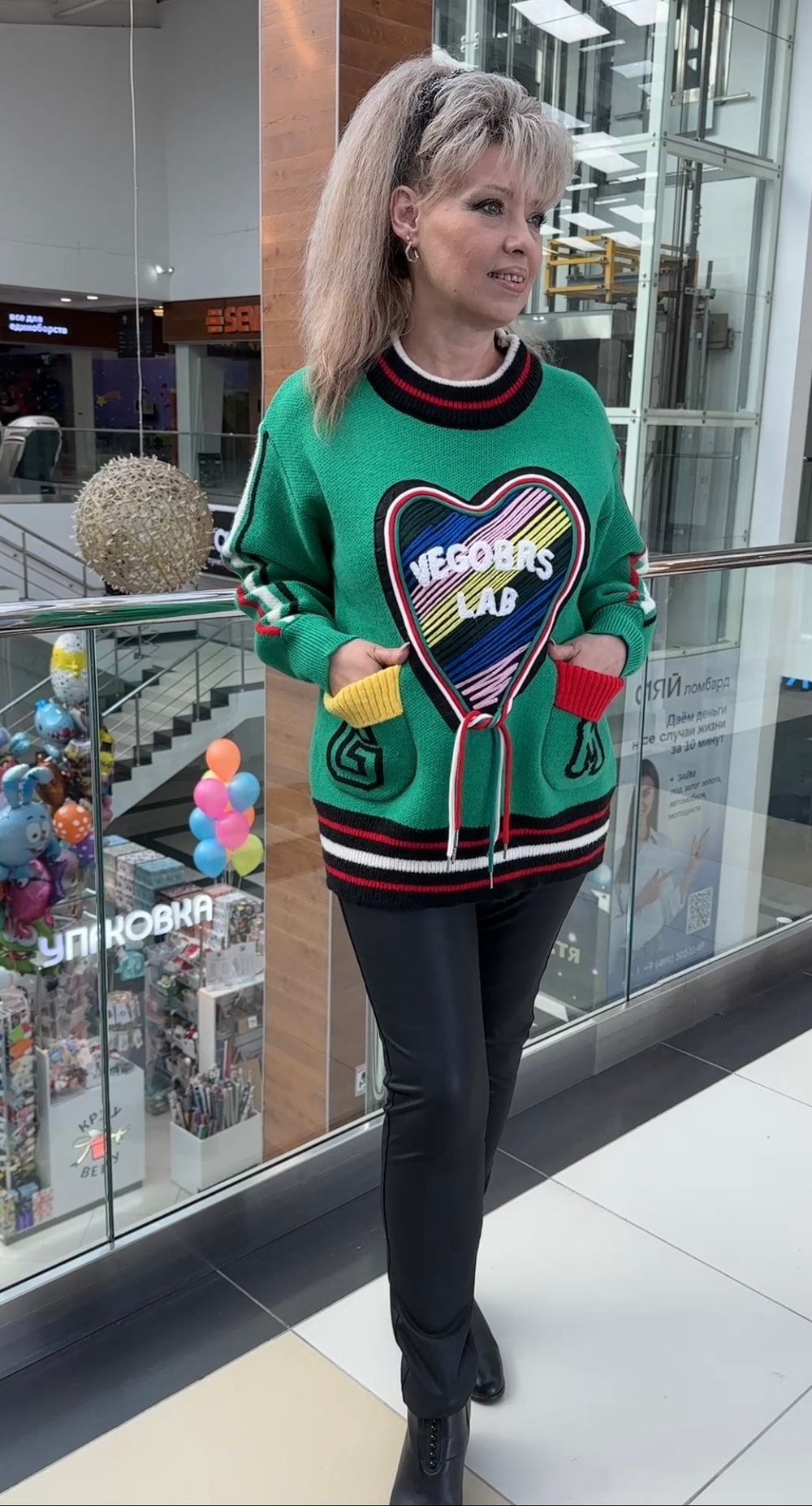 Яркий зеленый джемпер с красивым принтом