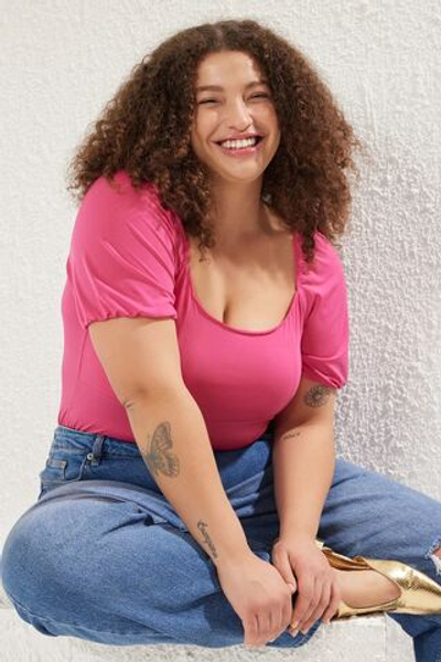 Розовая вязаная блузка