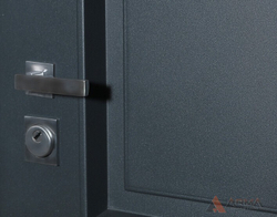 Входная металлическая дверь с ТЕРМОРАЗРЫВОМ Оптима термо муар серый 15 Белый сатовый, без текстуры, черный молдинг (фурнитура ХРОМ блестящий)