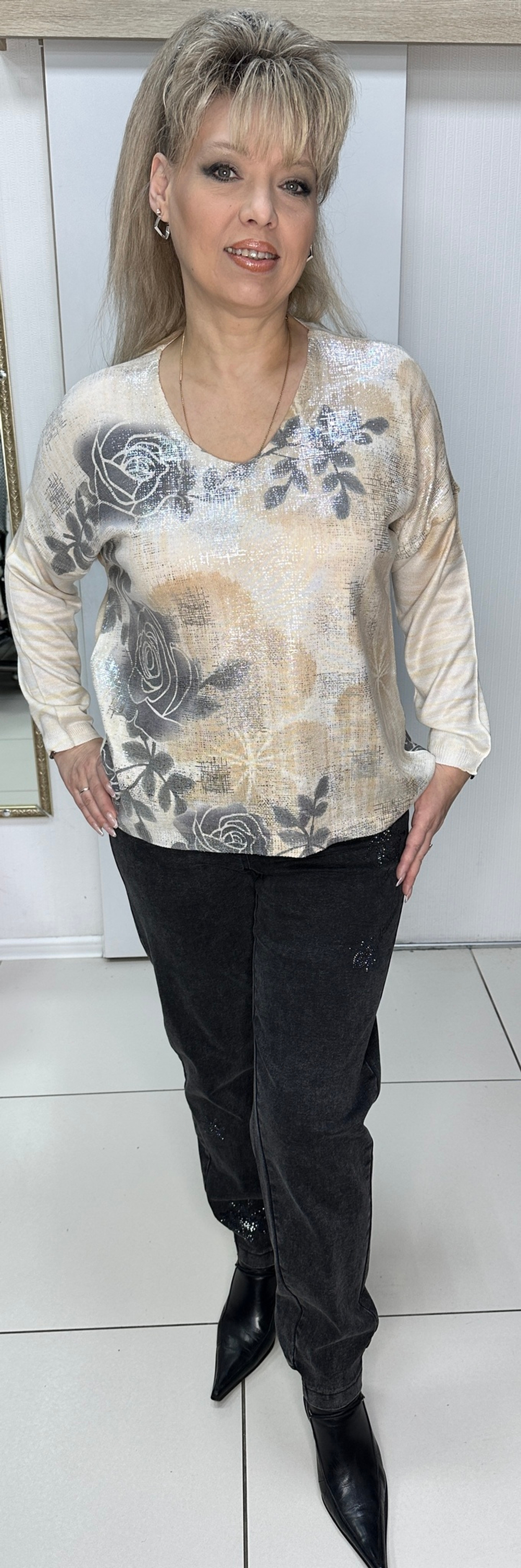 Темно-серые джинсы со стразовым принтом