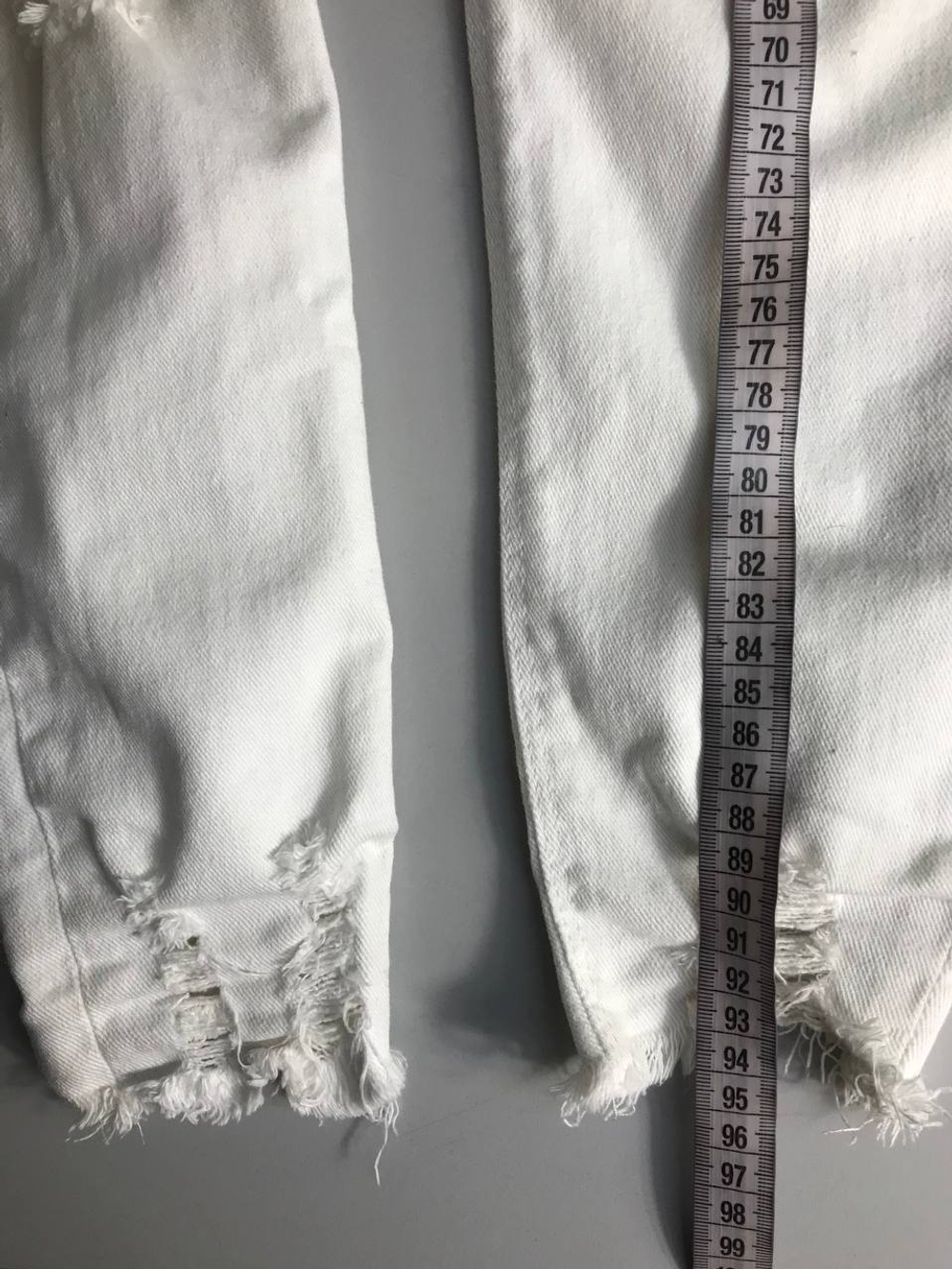 Джинсы Bershka с модными порезами,маркировка 38, визуально на 44 размер