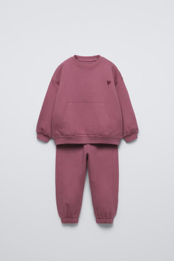 ZARA КОМПЛЕКТ ИЗ ДЖОГГЕРОВ И ТОЛСТОВКИ С ВЫШИВКОЙ, ТЕМНО-РОЗОВЫЙ