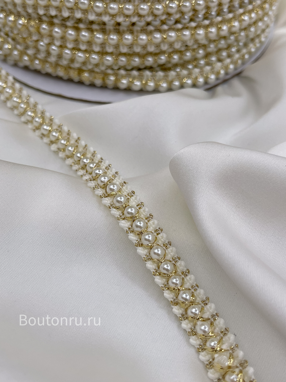 Тесьма белая с жемчугом и золотой нитью люрекс 10 мм