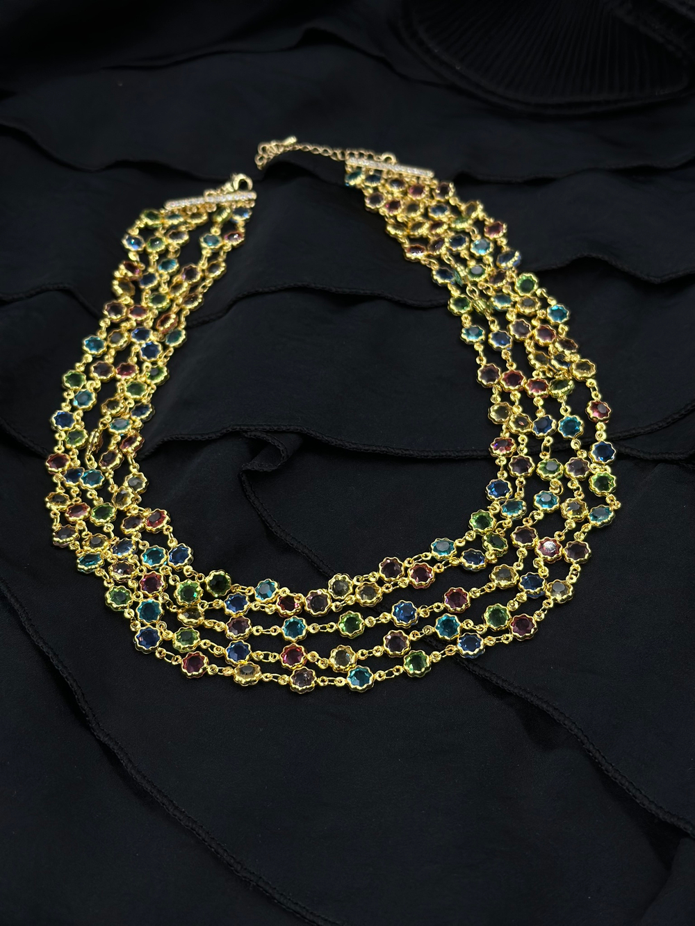 Колье многорядное 5 рядов тонких цепочек с разноцветными кристаллами, оттенок золото