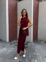 Костюм с юбкой и жакетом без рукавов